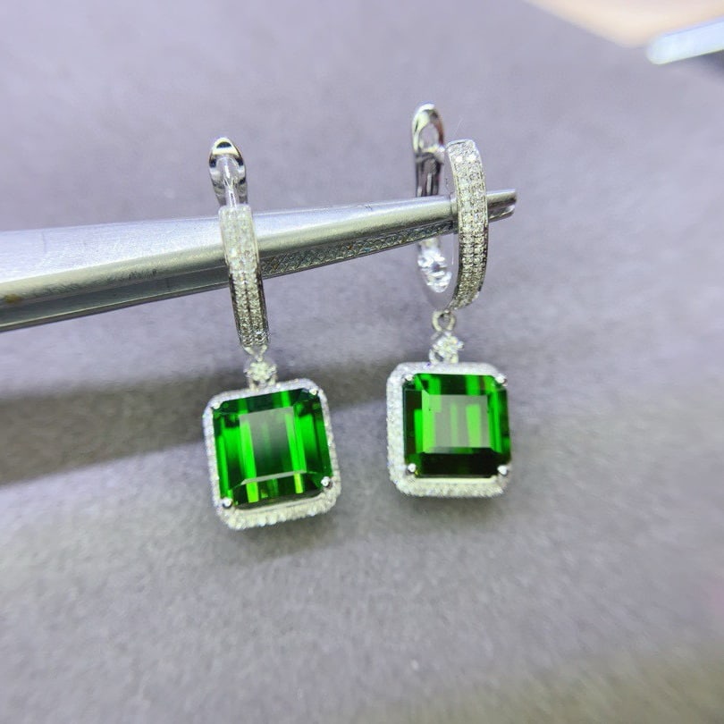 14k Gold 8.62 Ct Natural Tourmaline & Diamond Earrings: Ref:230942161 // gold content:14k gold // main gemstone:tourmaline // shape:octagonal // carat weight:8. 62ct // color:green // treatment:natural // // adjacent gemstone 2 : diamond // shape:round
