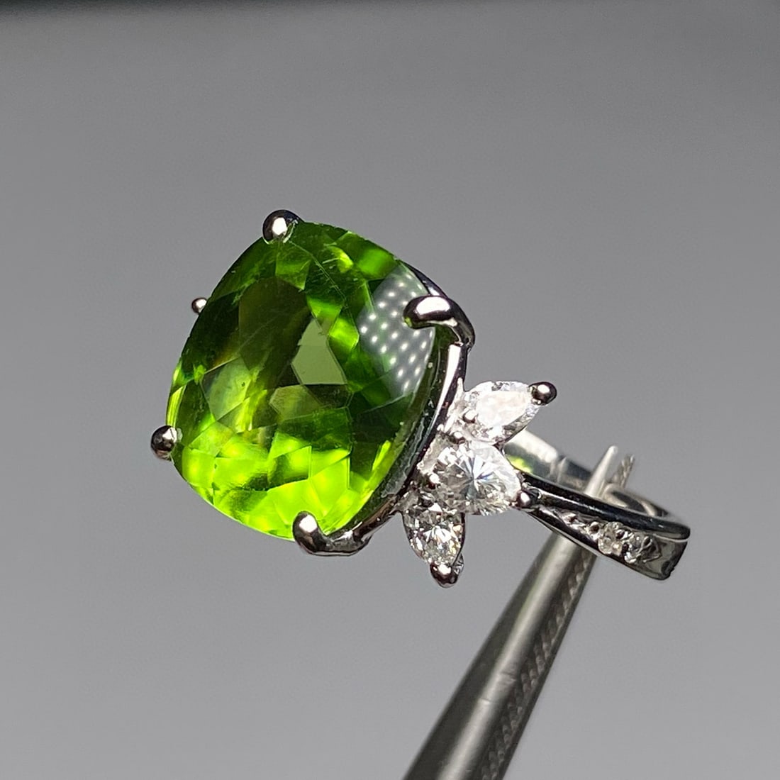 14k Gold 8.60 Ctw Natural Peridot & Diamond Ring - 5