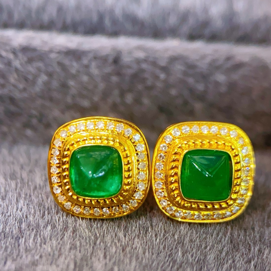 14k Gold 1 Ct Vivid Green Natural Emerald & Diamond Earrings: Ref:230942169 // gold content:14k gold // main gemstone:emerald // shape:suger-loaf // carat weight:1ct // color:vivid green // treatment:natural // // adjacent gemstone 2 : diamond // number of