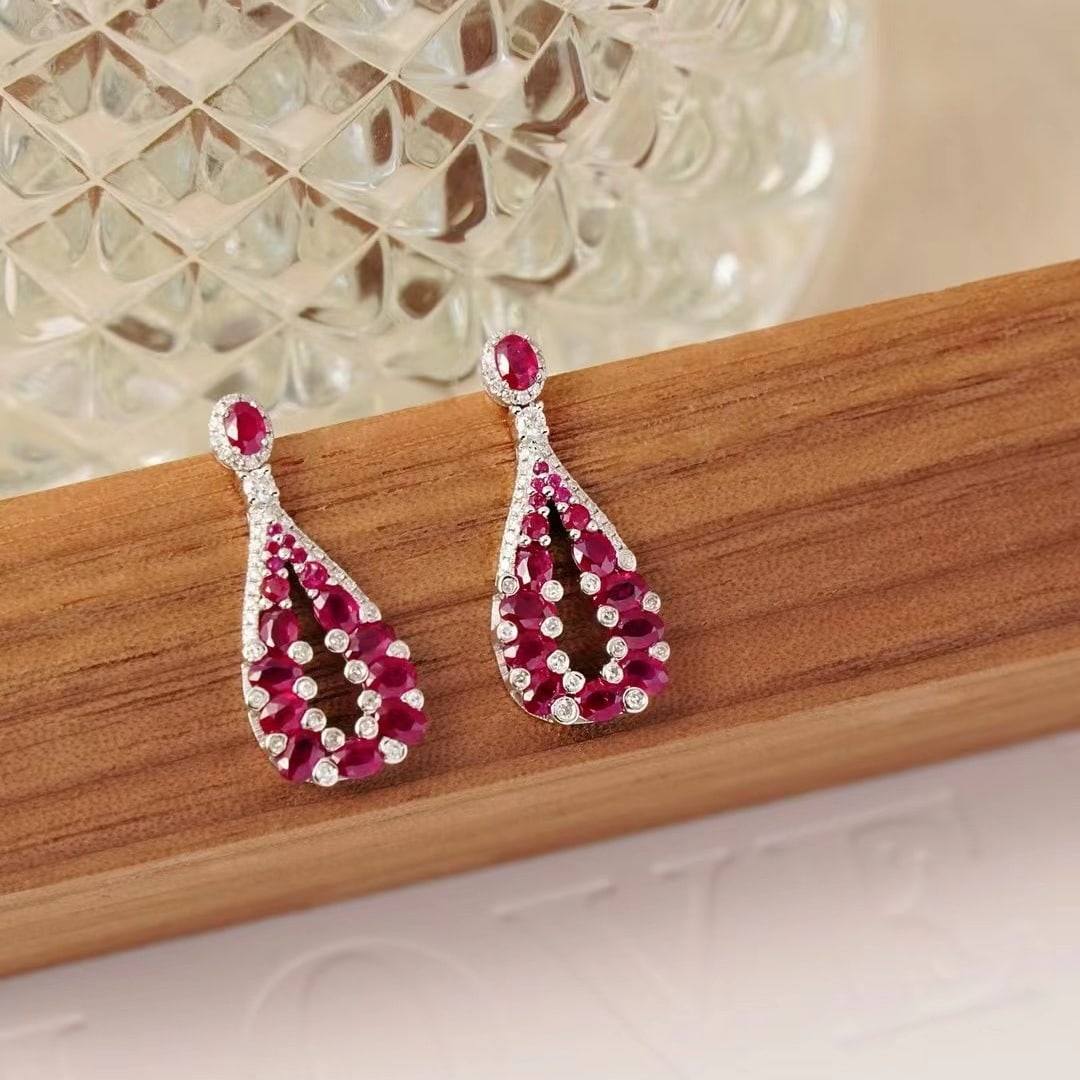 14k Gold 1.78 Ct Natural Ruby & Diamond Earrings: Ref:230942185 // gold content:14k gold // main gemstone:ruby // shape:multiply // carat weight:1. 78ct // color:red // treatment:natural // // adjacent gemstone 2 : diamond // shape:round // clarity g