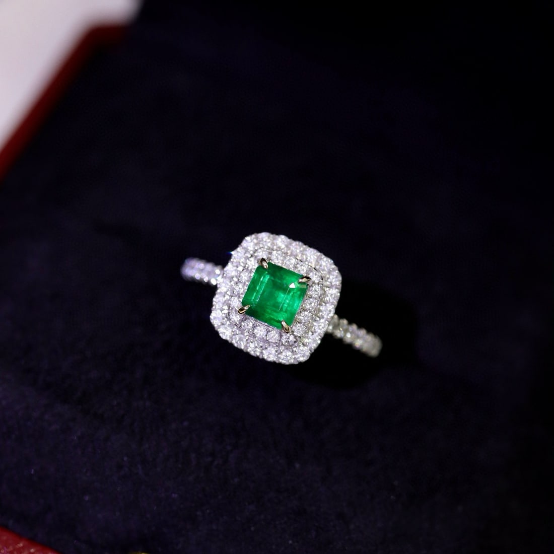 14k Gold 0.96 Ctw Vivid Green Natural Emerald & Diamond Ring (1 of 8)