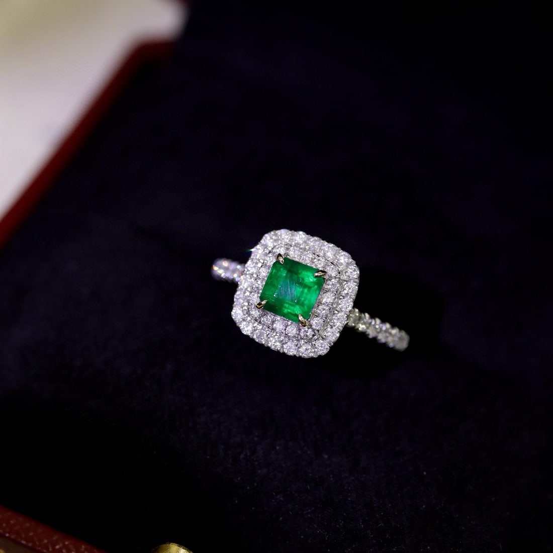 14k Gold 0.96 Ctw Vivid Green Natural Emerald & Diamond Ring - 2