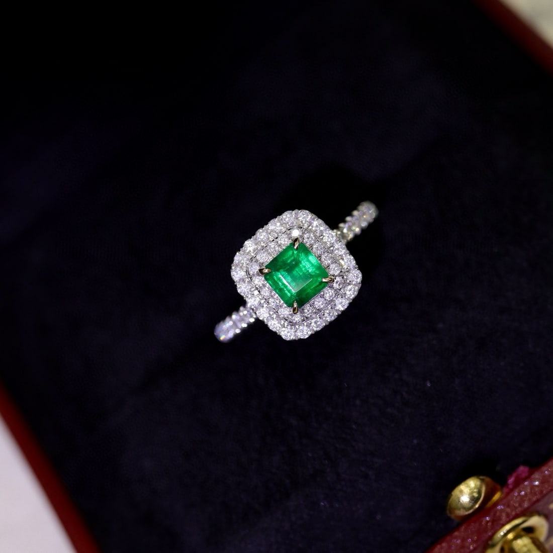 14k Gold 0.96 Ctw Vivid Green Natural Emerald & Diamond Ring - 3