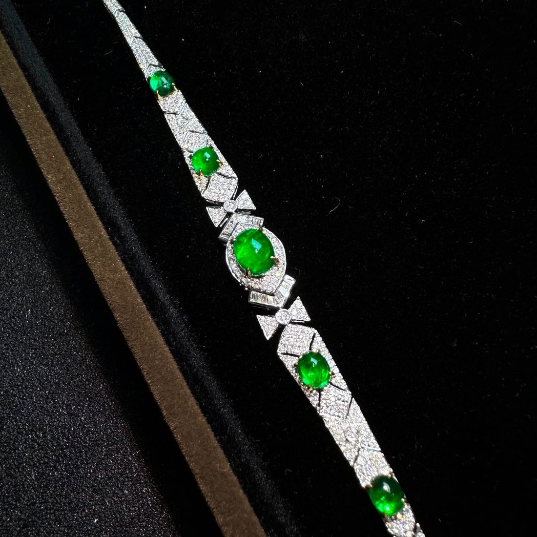 14k Gold 4.12 Ctw Vivid Green Natural Emerald & Diamond Bracelet: Ref:230942201 // gold content:14k gold // main gemstone:emerald // shape:oval // carat weight:2. 75ct // color:vivid green // treatment:natural // // adjacent gemstone 2 : diamond // shape:multiply