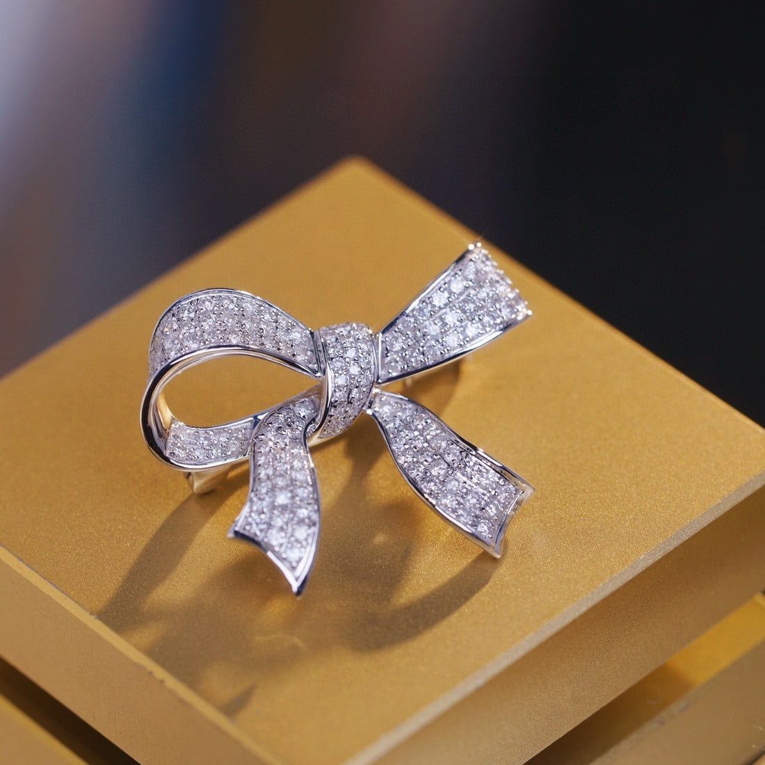 14k Gold 1.05 Ct Natural H Diamond Brooch: Ref:230942210 // gold content:14k gold // main gemstone:diamond // shape:round // carat weight:1. 05ct // clarity grade:vs-si // color:h // treatment:natural // cut grade:g // Low Estimate: 5900High