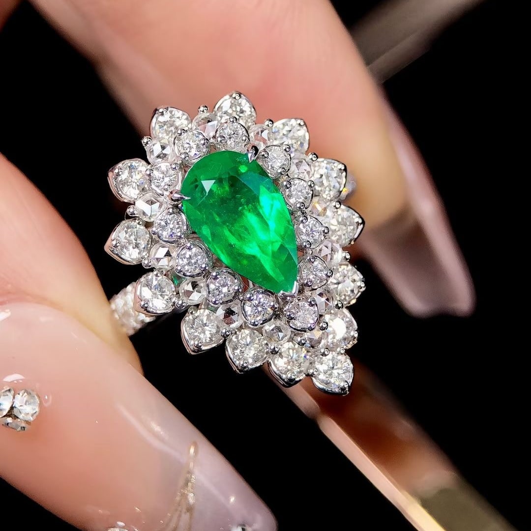 14k Gold 1.86 Ctw Vivid Green Natural Emerald & Diamond Ring: Ref:230942229 // gold content:14k gold // ring size:7. 25us // // main gemstone:emerald // shape:pear // carat weight:0. 87ct // color:vivid green // treatment:natural // // adjacent gemstone 2 :