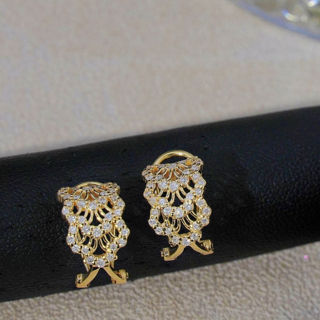 14k Gold 0.5 Ct Natural H Diamond Earrings: Ref:230942247 // gold content:14k gold // main gemstone:diamond // shape:round // carat weight:0. 5ct // clarity grade:vs-si // color:h // treatment:natural // cut grade:g // Condition: NewLow