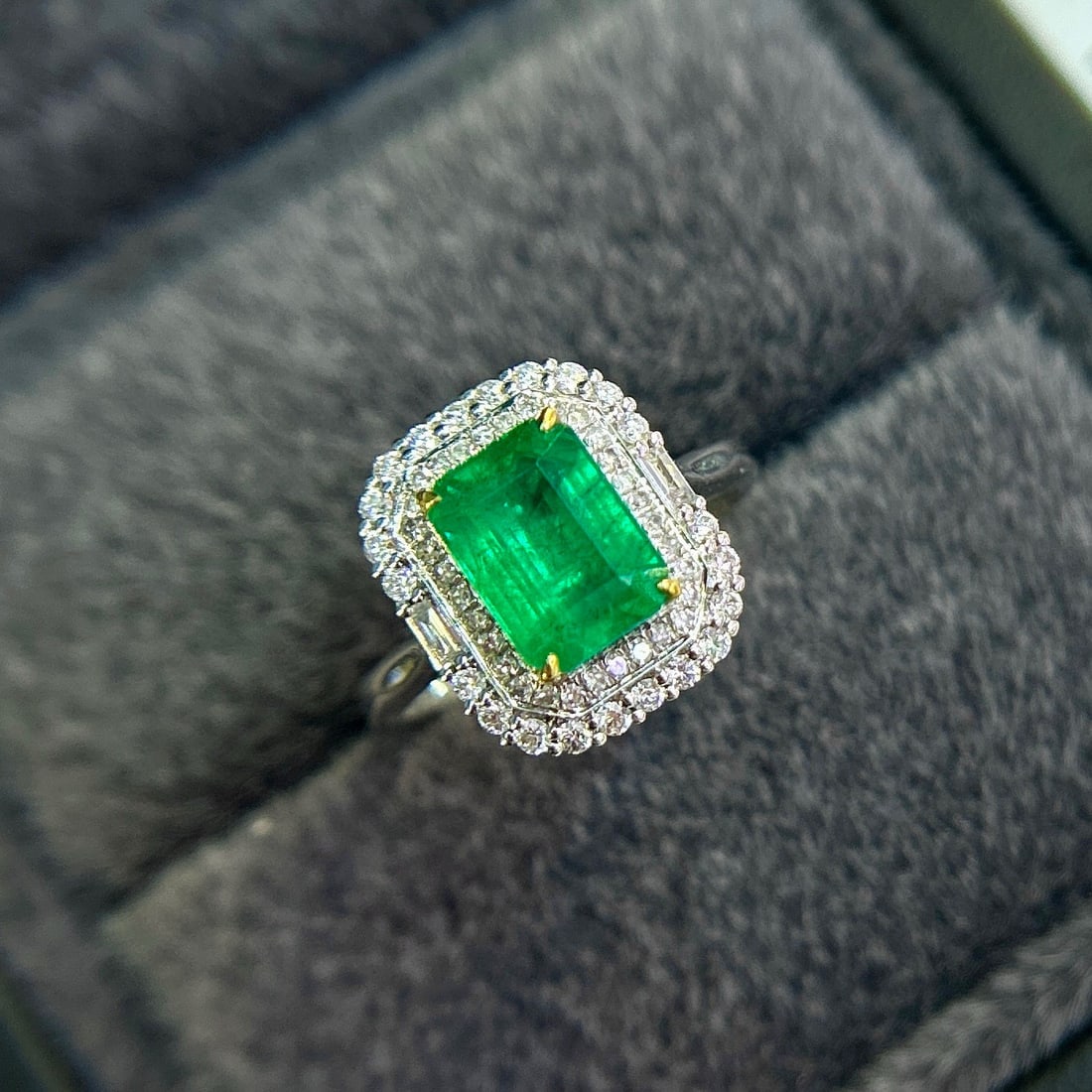 14k Gold 3.39 Ctw Vivid Green Natural Emerald & Diamond Ring - 5