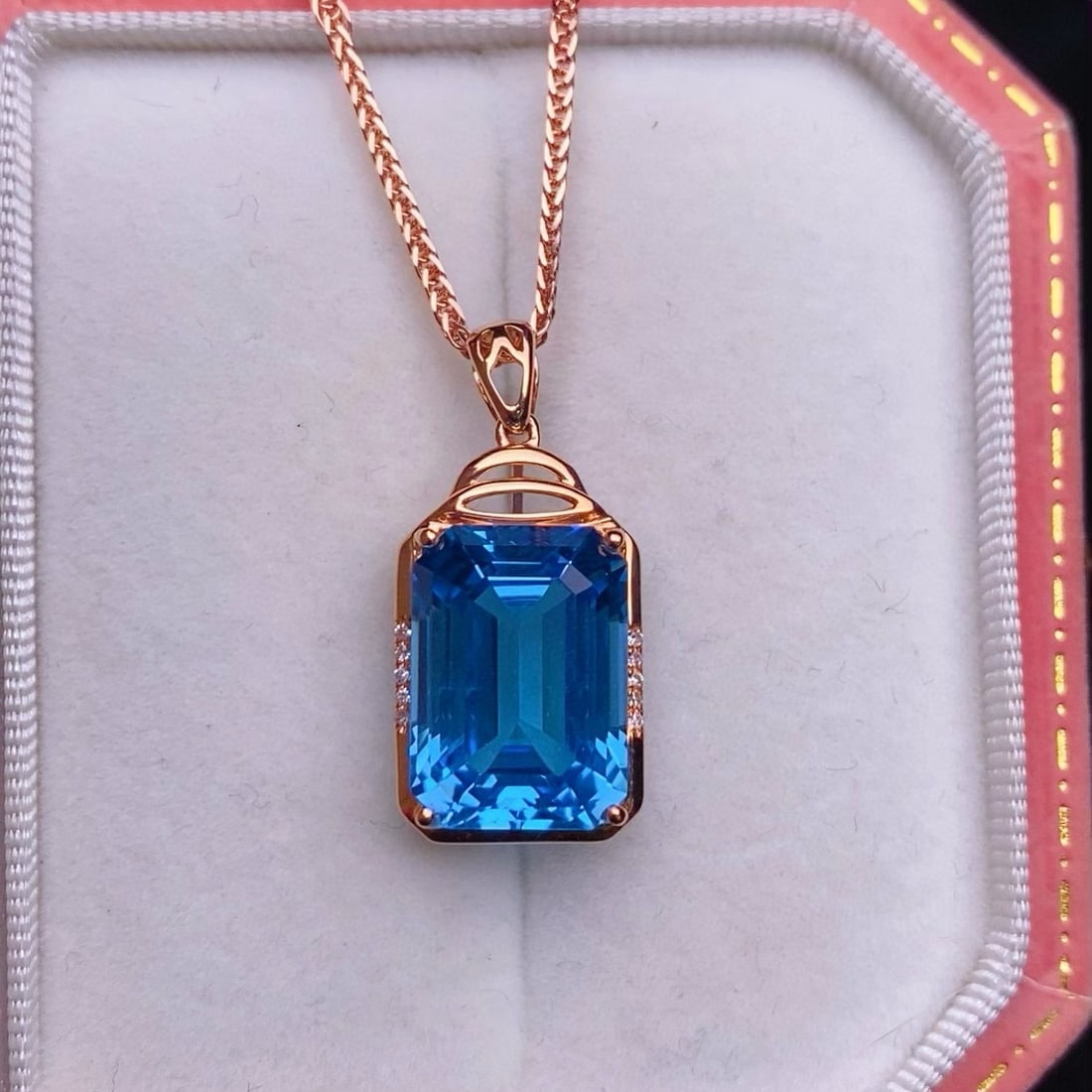 14k Gold 9.48 Ctw Natural Topaz & Diamond Pendant( Without Chain ): Ref:230942270 // gold content:14k gold // main gemstone:topaz // shape:octagonal // carat weight:9. 45ct // color:blue // treatment:natural // // adjacent gemstone 2 : diamond // number of stones:10 /