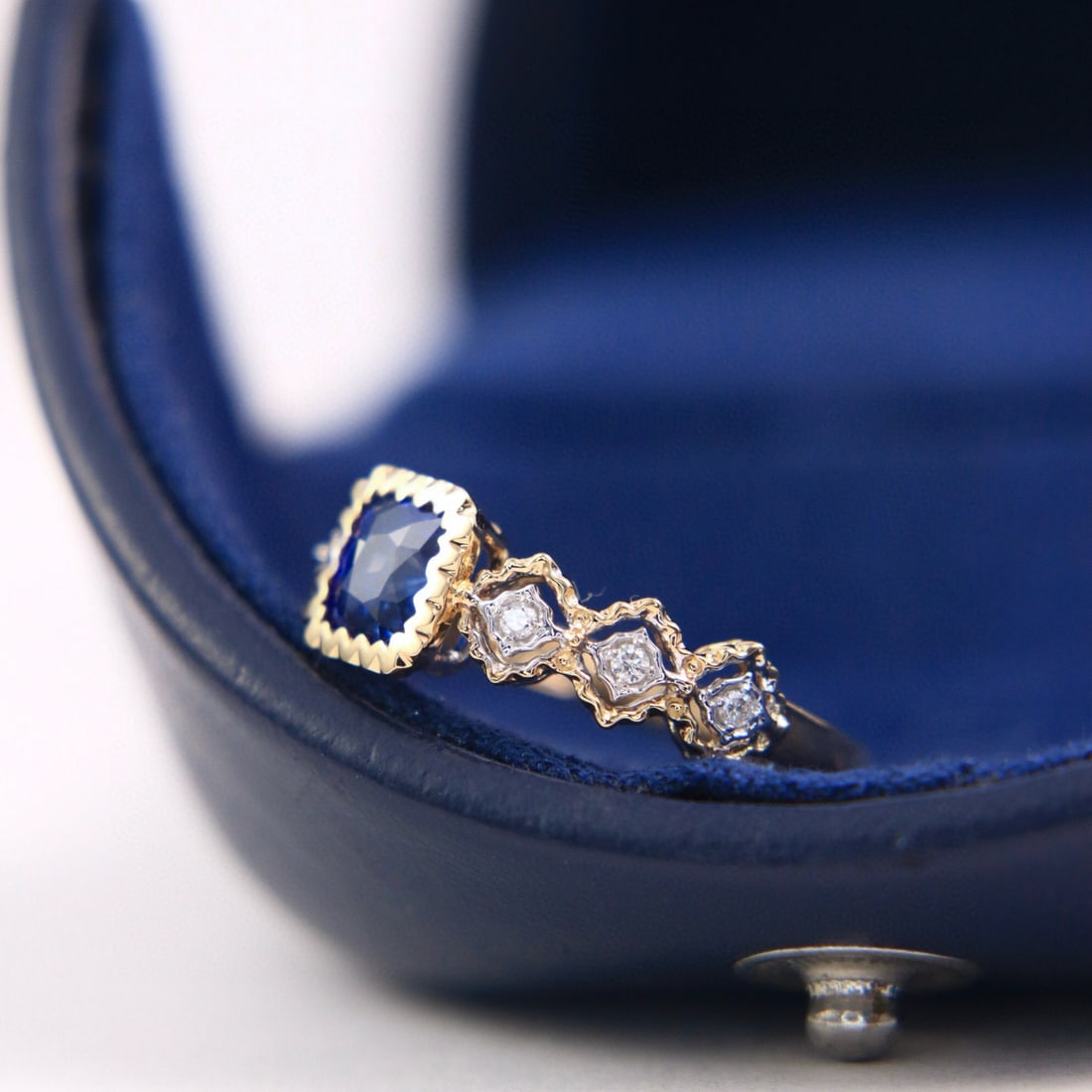 14k Gold 1.10 Ctw Vivid Blue Natural Sapphire & Diamond Ring - 4