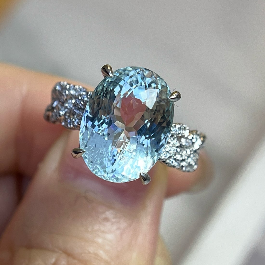 14k Gold 7.73 Ctw Natural Aquamarine & Diamond Ring: Ref:230942288 // gold content:14k gold // ring size:7. 25us // // main gemstone:aquamarine // shape:oval // carat weight:7. 38ct // color:blue // treatment:natural // // adjacent gemstone 2 : diamond