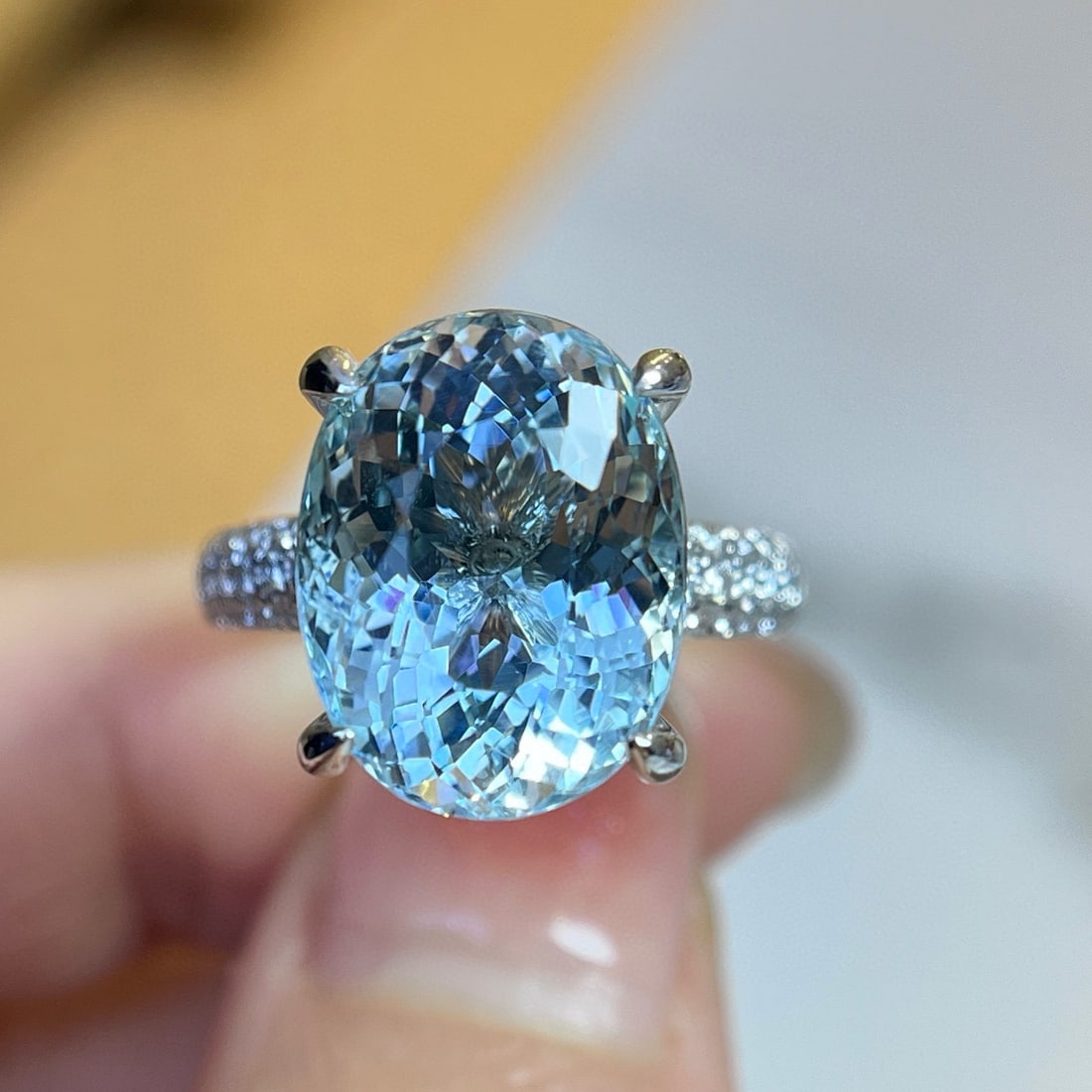 14k Gold 9.08 Ctw Natural Aquamarine & Diamond Ring: Ref:230942322 // gold content:14k gold // ring size:7. 25us // // main gemstone:aquamarine // shape:oval // carat weight:8. 6ct // color:blue // treatment:natural // // adjacent gemstone 2 : diamond /