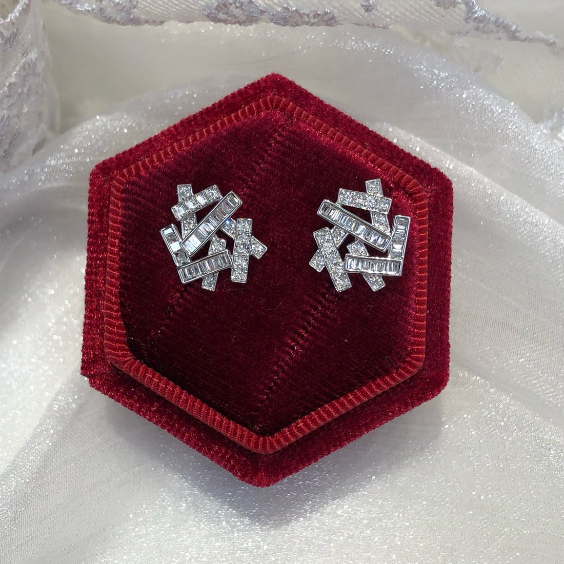 14k Gold 0.6 Ct Natural H Diamond Earrings: Ref:230942327 // gold content:14k gold // main gemstone:diamond // shape:multiply // carat weight:0. 6ct // clarity grade:vs-si // color:h // treatment:natural // Low Estimate: 3300High Estimate: