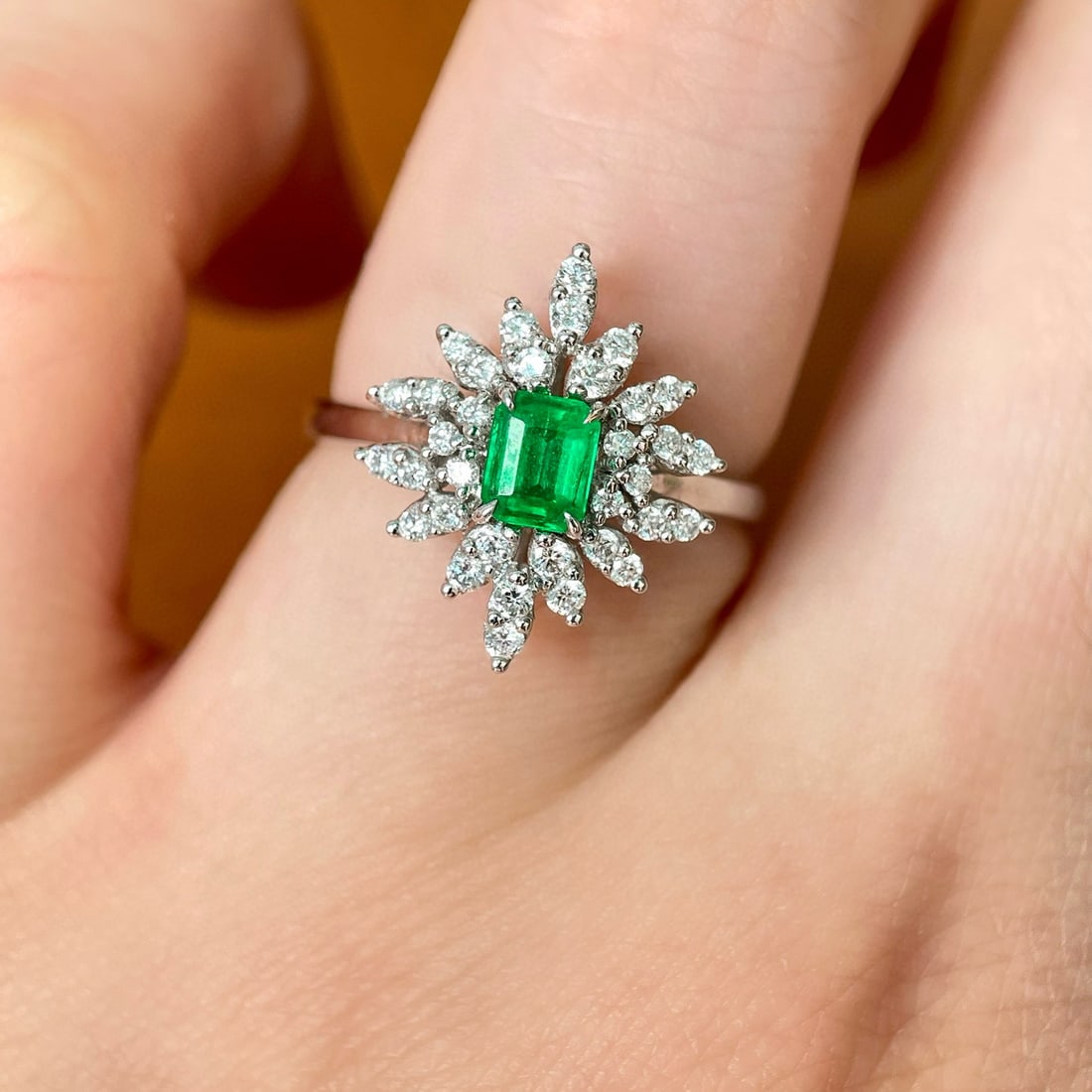 14k Gold 0.73 Ctw Vivid Green Natural Emerald & Diamond Ring - 3