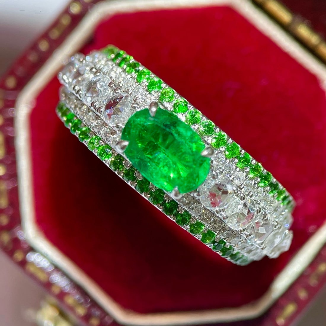 14k Gold 1.20 Ctw Intense Green Natural Emerald & Diamond Ring - 2