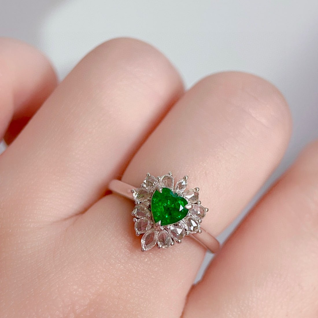 14k Gold 1.20 Ctw Vivid Green Natural Emerald & Diamond Ring - 3