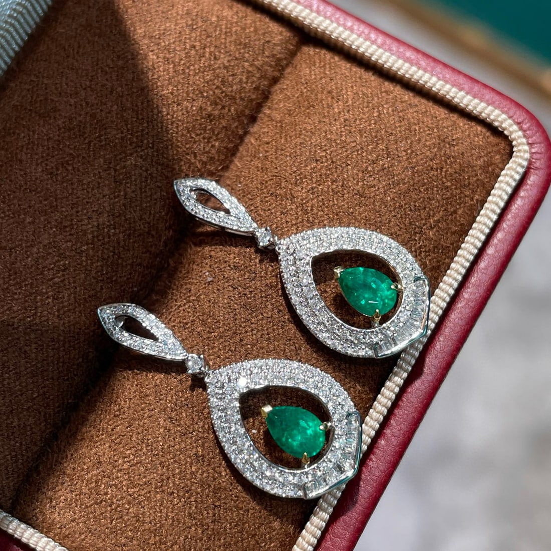 14k Gold 0.75 Ct Vivid Green Natural Emerald & Diamond Earrings - 5