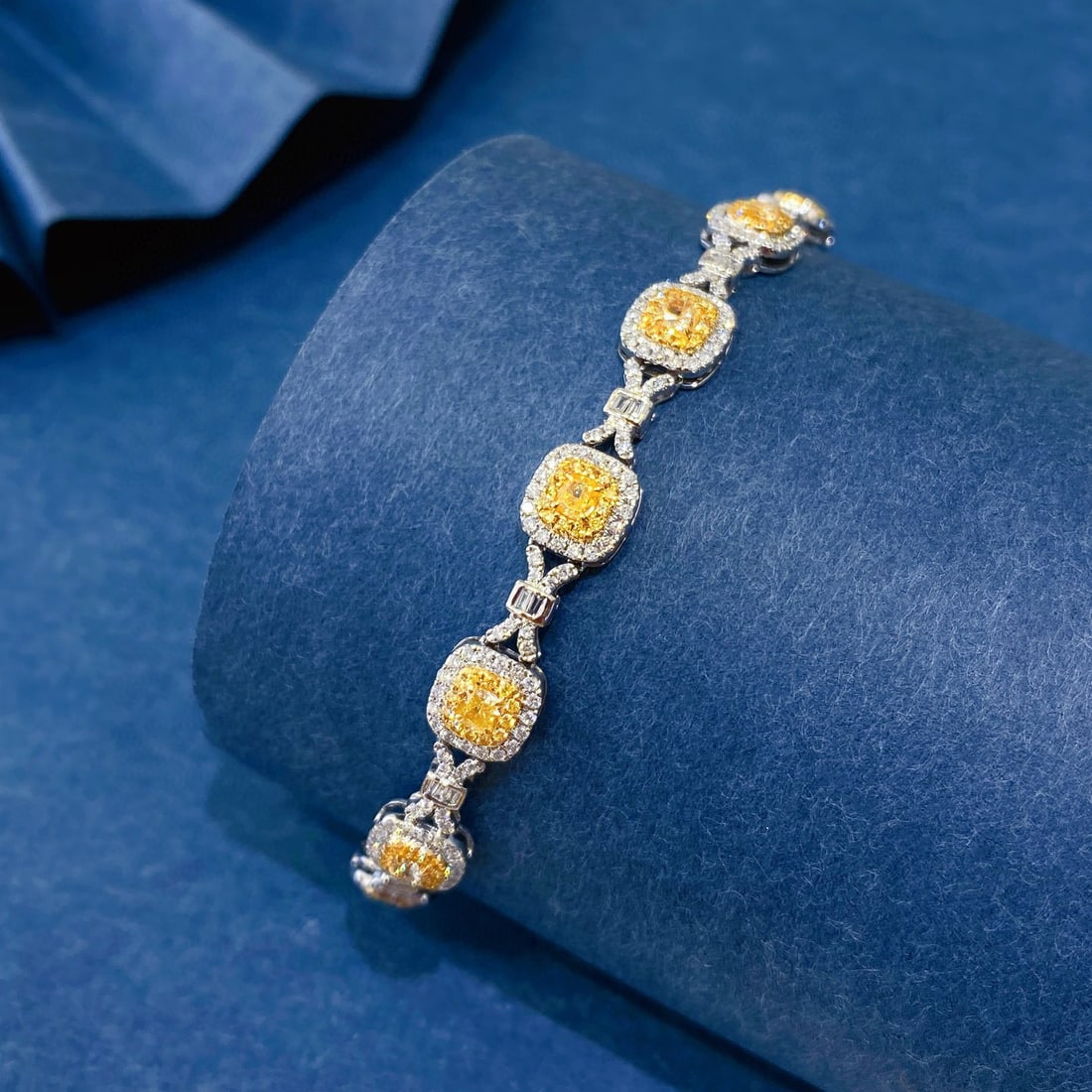 14k Gold 3.54 Ctw Natural Yellow Diamond & Diamond Bracelet: Ref:230942388 // gold content:14k gold // main gemstone:yellow diamond // shape:cushion // carat weight:1. 6ct // color:yellow // treatment:natural // // adjacent gemstone 2 : diamond //