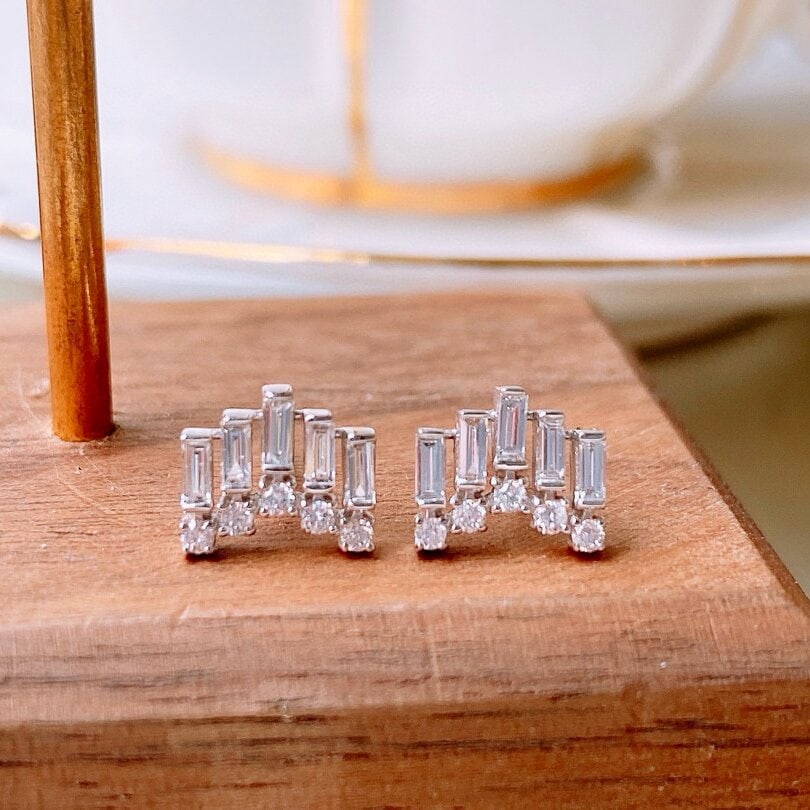 14k Gold 0.5 Ct Natural H Diamond Earrings: Ref:230942396 // gold content:14k gold // main gemstone:diamond // shape:multiply // carat weight:0. 5ct // clarity grade:vs-si // color:h // treatment:natural // Condition: NewLow Estimate: