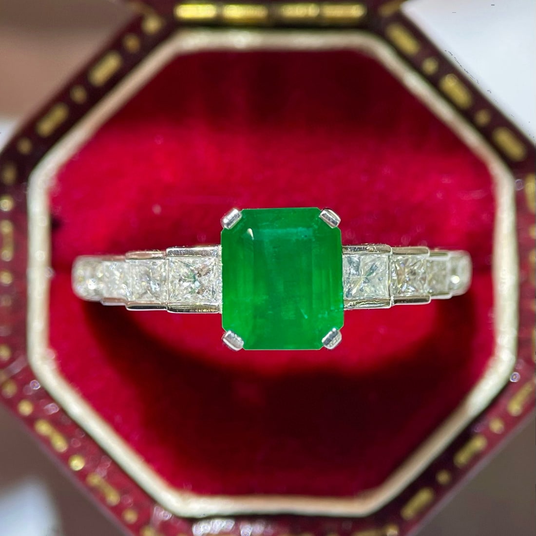 14k Gold 1.67 Ctw Vivid Green Natural Emerald & Diamond Ring: Ref:230942401 // gold content:14k gold // ring size:7. 25us // // main gemstone:emerald // shape:octagonal // carat weight:1. 19ct // color:vivid green // treatment:natural // // adjacent gemstone
