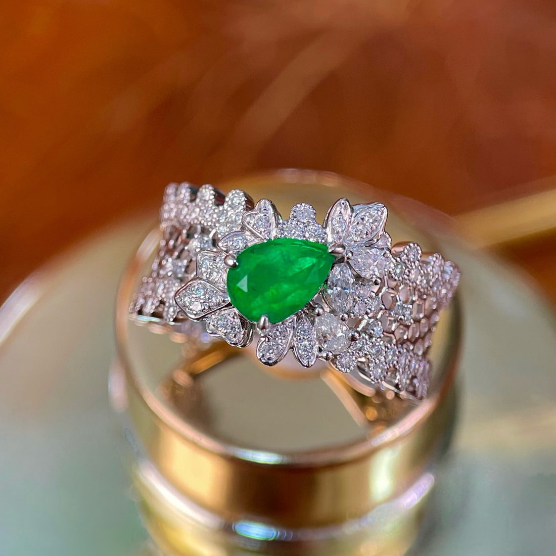 14k Gold 1.19 Ctw Vivid Green Natural Emerald & Diamond Ring: Ref:230942412 // gold content:14k gold // ring size:7. 25us // // main gemstone:emerald // shape:pear // carat weight:0. 6ct // color:vivid green // treatment:natural // // adjacent gemstone 2 :
