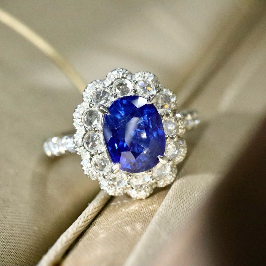 14k Gold 3.07 Ctw Vivid Blue Natural Sapphire & Diamond Ring: Ref:230942442 // gold content:14k gold // ring size:7. 25us // // main gemstone:sapphire // shape:oval // carat weight:2. 52ct // color:vivid blue // treatment:natural // // adjacent gemstone 2 :