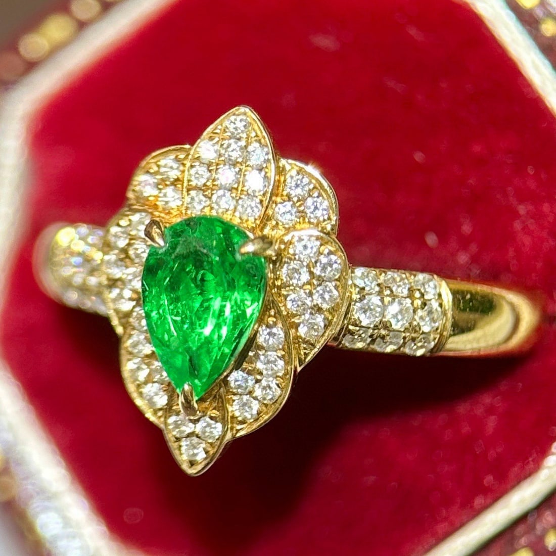 14k Gold 0.83 Ctw Vivid Green Natural Emerald & Diamond Ring - 2