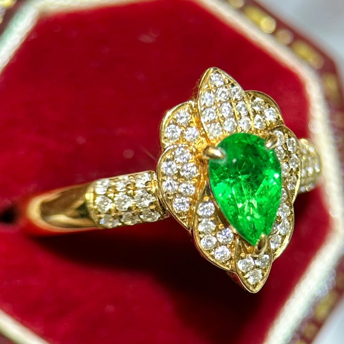 14k Gold 0.83 Ctw Vivid Green Natural Emerald & Diamond Ring - 3