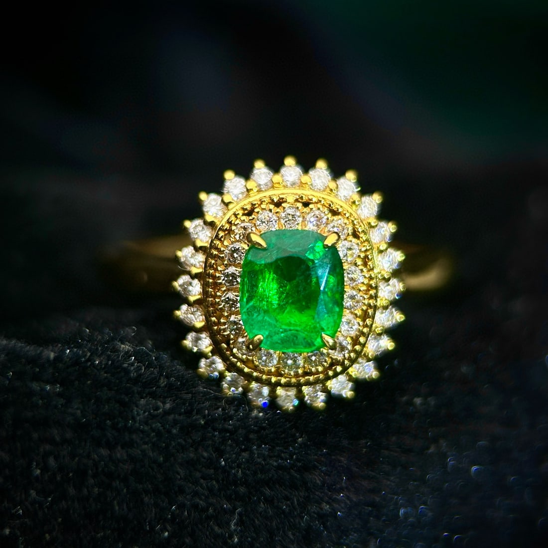 14k Gold 1.53 Ctw Vivid Green Natural Emerald & Diamond Ring: Ref:230944006 // gold content:14k gold // ring size:7. 25us // // main gemstone:emerald // shape:cushion // carat weight:1. 05ct // color:vivid green // treatment:natural // // adjacent gemstone 2