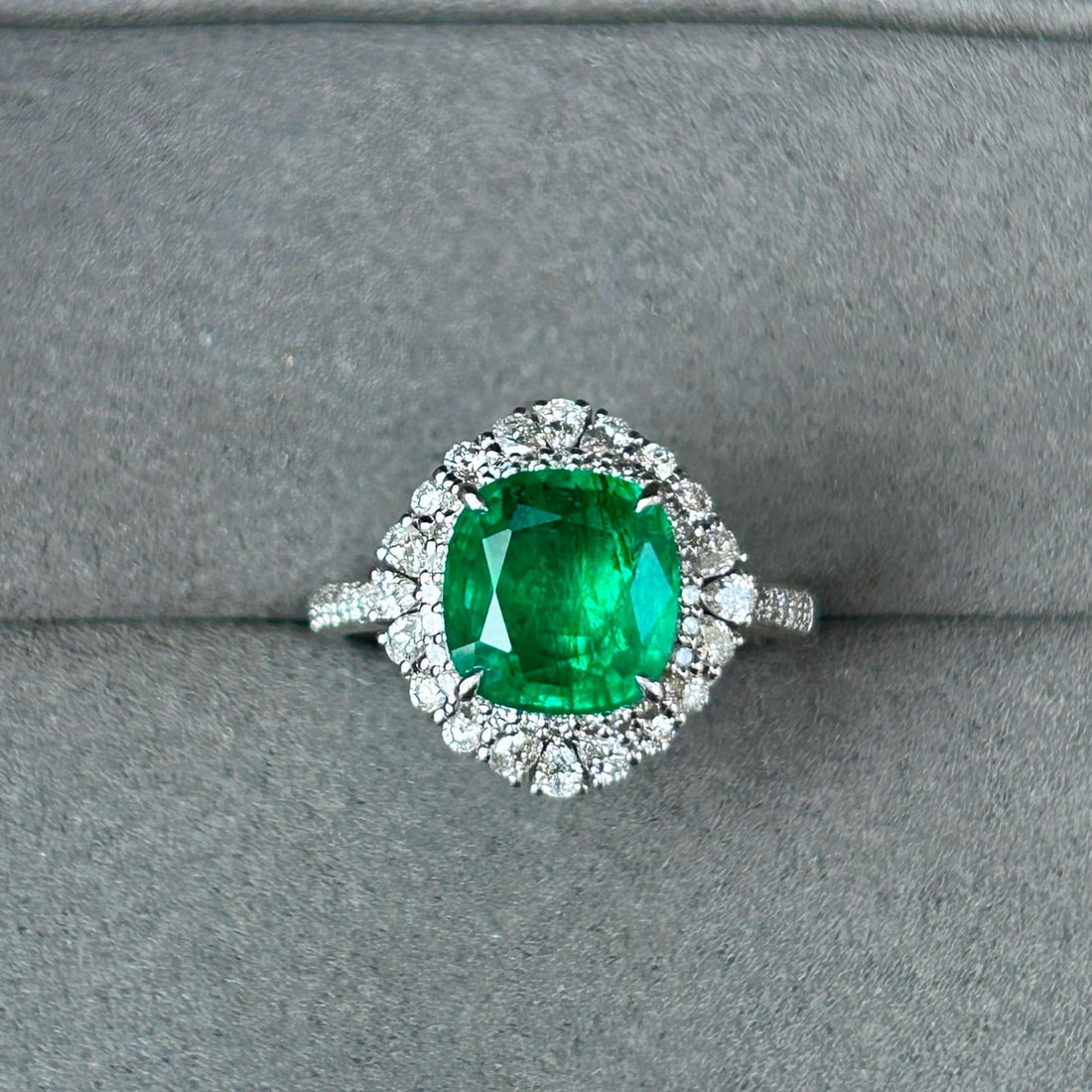 14k Gold 3.45 Ctw Vivid Green Natural Emerald & Diamond Ring: Ref:230944017 // gold content:14k gold // ring size:7. 25us // // main gemstone:emerald // shape:cushion // carat weight:2. 6ct // color:vivid green // treatment:natural // // adjacent gemstone 2