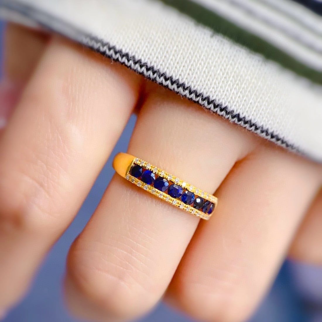 14k Gold 0.8 Ct Vivid Blue Natural Sapphire & Diamond Ring - 4