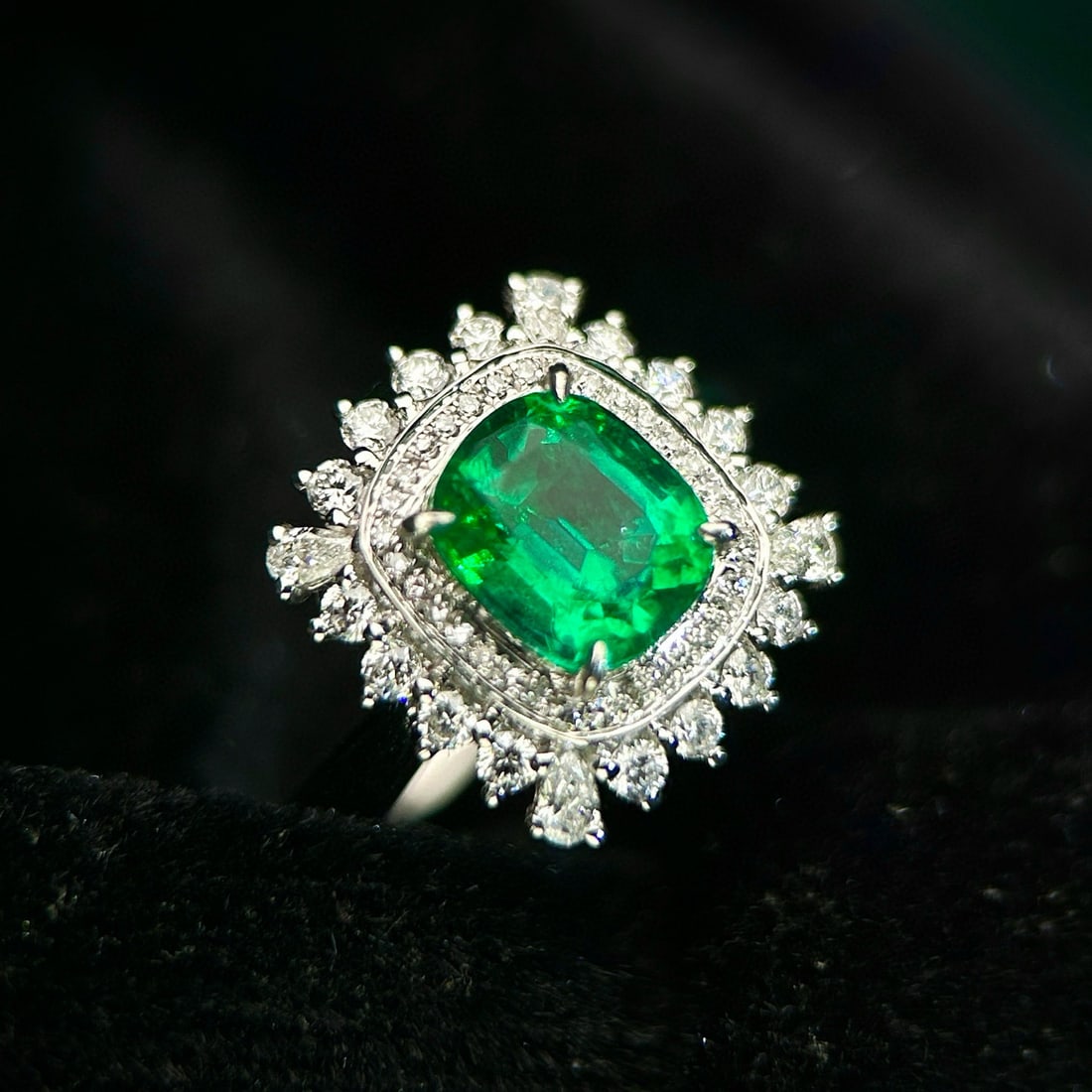 14k Gold 2.35 Ctw Vivid Green Natural Emerald & Diamond Ring - 3