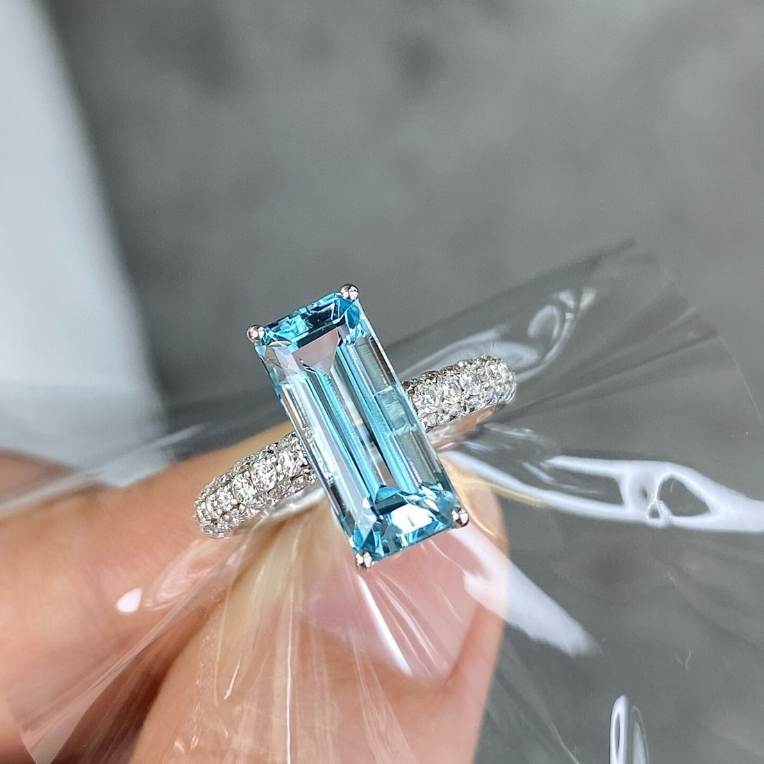 14k Gold 3.76 Ctw Natural Aquamarine & Diamond Ring: Ref:230944068 // gold content:14k gold // ring size:7. 25us // // main gemstone:aquamarine // shape:octagonal // carat weight:3. 12ct // color:santa maria color // treatment:natural // // adjacent gem