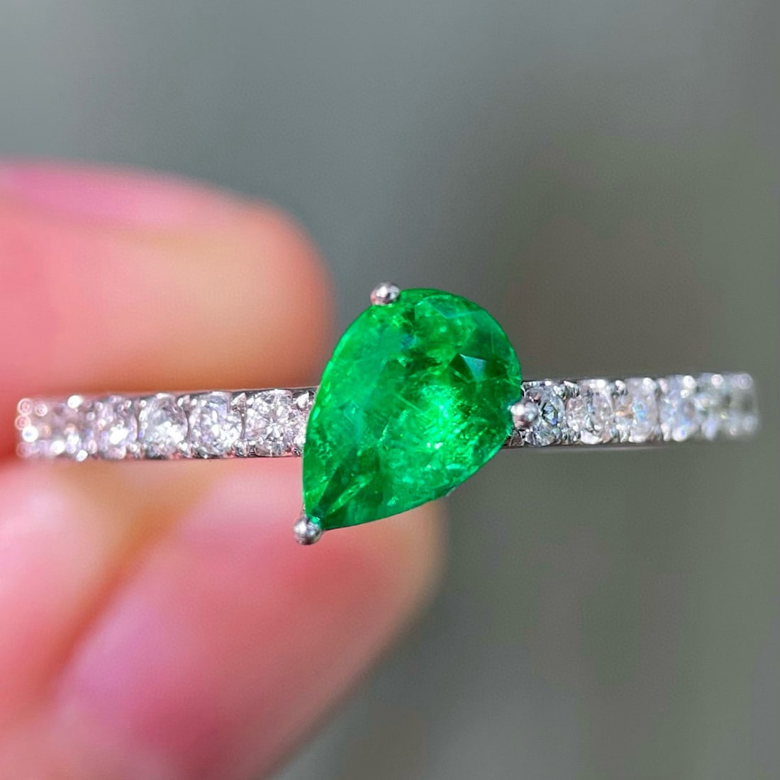 14k Gold 0.73 Ctw Vivid Green Natural Emerald & Diamond Ring: Ref:230944073 // gold content:14k gold // ring size:7. 25us // // main gemstone:emerald // shape:pear // carat weight:0. 53ct // color:vivid green // treatment:natural // // adjacent gemstone 2 : diam