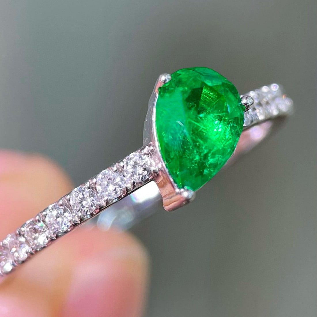 14k Gold 0.73 Ctw Vivid Green Natural Emerald & Diamond Ring - 2