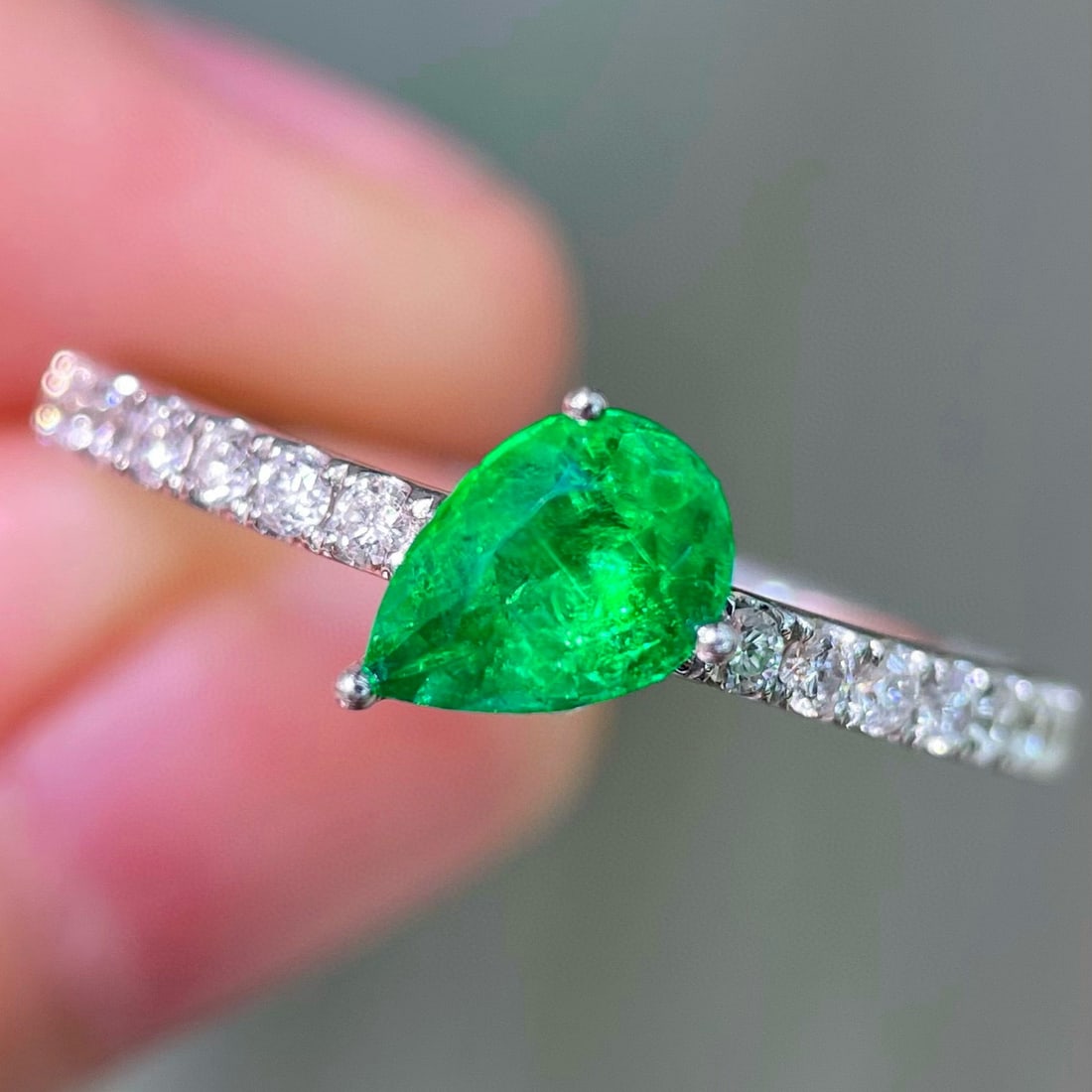 14k Gold 0.73 Ctw Vivid Green Natural Emerald & Diamond Ring - 3