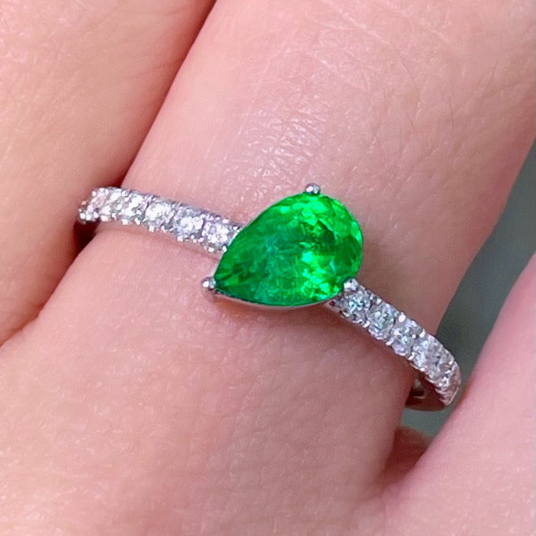 14k Gold 0.73 Ctw Vivid Green Natural Emerald & Diamond Ring - 4