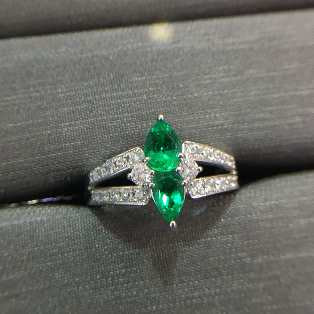 14k Gold 1.10 Ctw Vivid Green Natural Emerald & Diamond Ring - 3