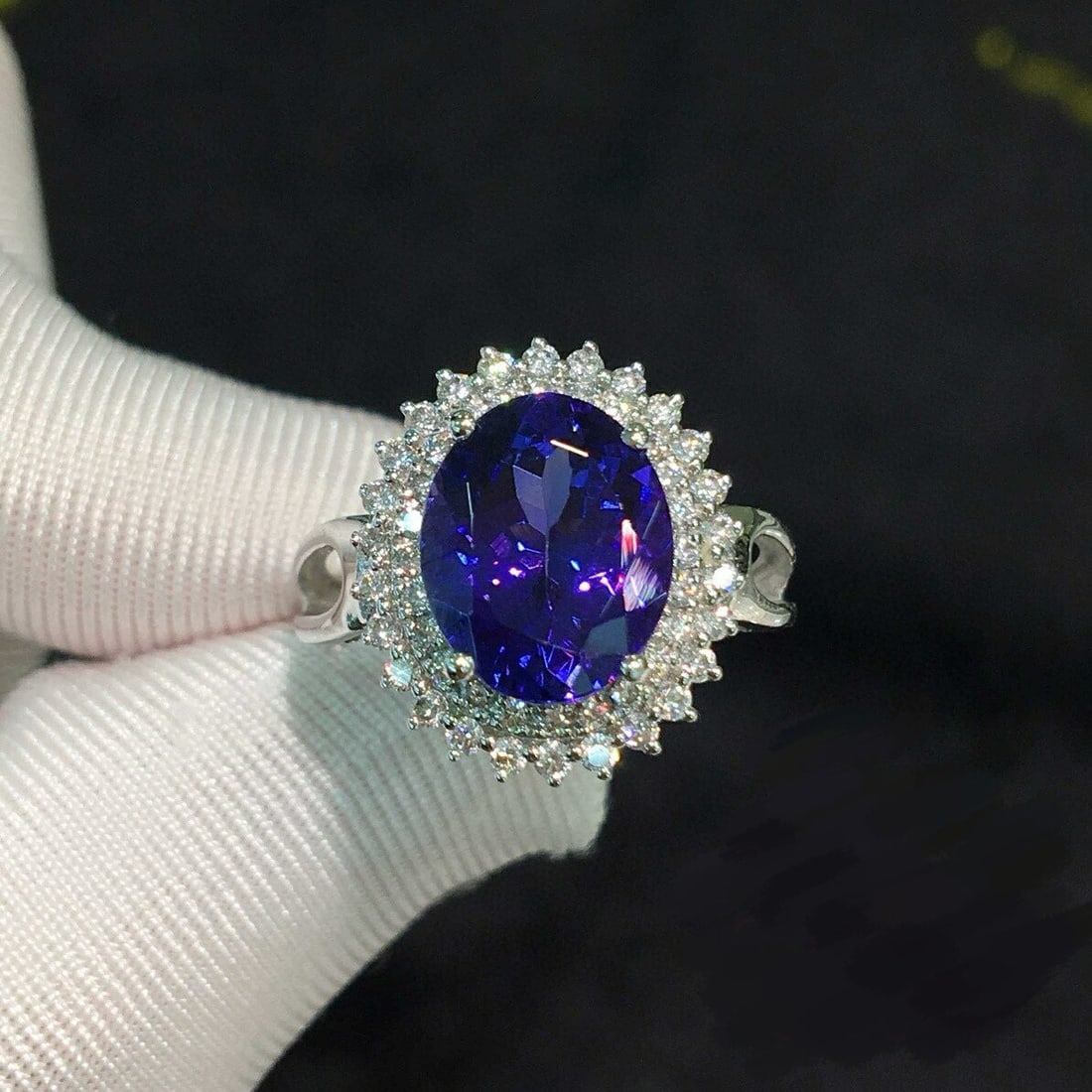 14k Gold 4.02 Ctw Natural Tanzanite & Diamond Ring: Ref:230944093 // gold content:14k gold // ring size:7. 25us // // main gemstone:tanzanite // shape:oval // carat weight:3. 6ct // color:blue // treatment:natural // // adjacent gemstone 2 : diamond //