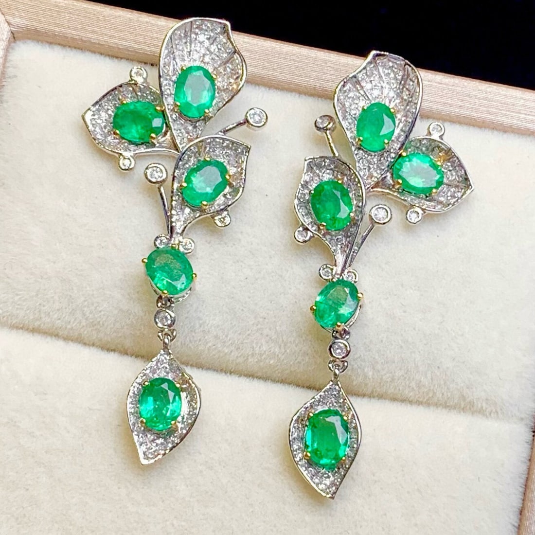 14k Gold 2.5 Ct Natural Emerald & Diamond Earrings: Ref:230944109 // gold content:14k gold // main gemstone:emerald // shape:oval // carat weight:2. 5ct // color:green // treatment:natural // // adjacent gemstone 2 : diamond // shape:round // clarity g