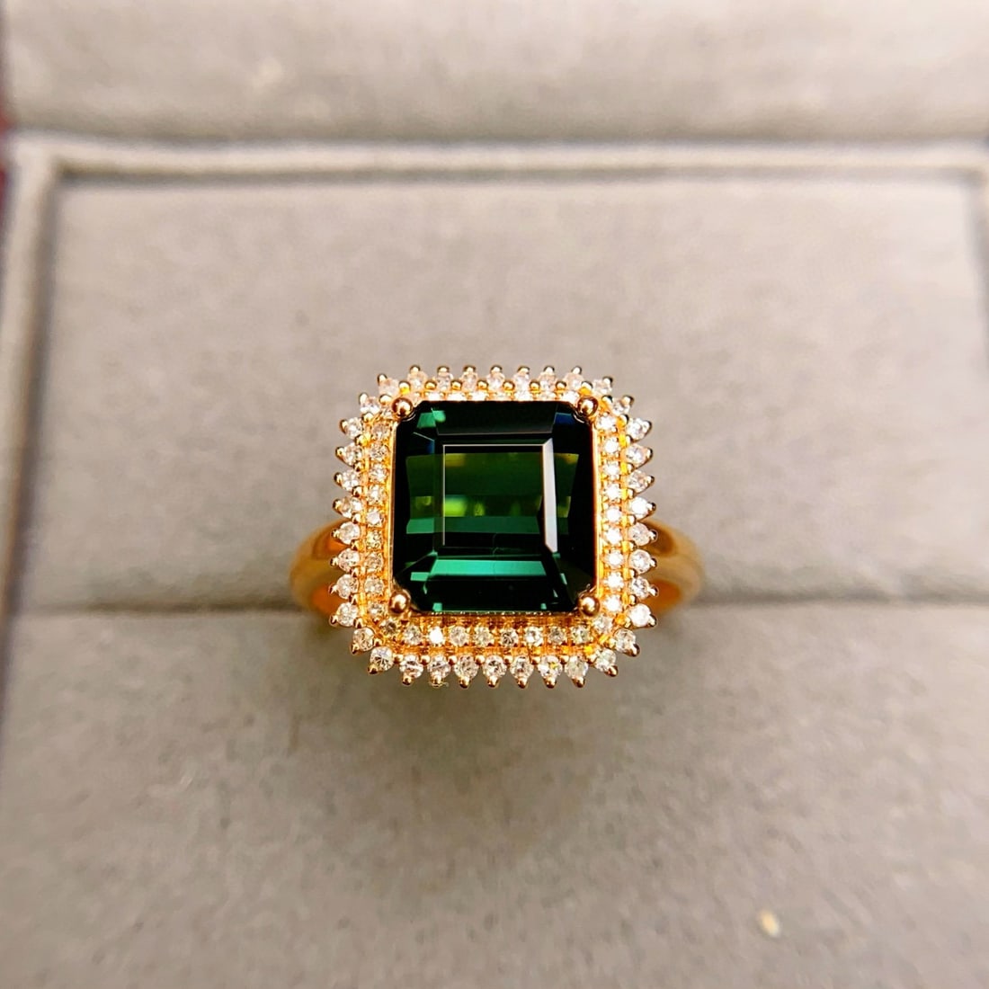 14k Gold 4.21 Ctw Natural Tourmaline & Diamond Ring: Ref:230944110 // gold content:14k gold // ring size:7. 25us // // main gemstone:tourmaline // shape:octagonal // carat weight:3. 9ct // color:green // treatment:natural // // adjacent gemstone 2 : dia