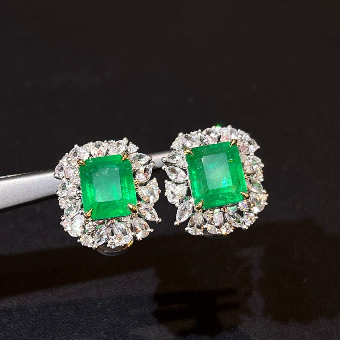 14k Gold 4.19 Ctw Vivid Green Natural Emerald & Diamond Earrings: Ref:230944119 // gold content:14k gold // main gemstone:emerald // shape:octagonal // carat weight:4ct // color:vivid green // treatment:natural // // adjacent gemstone 2 : diamond // number of