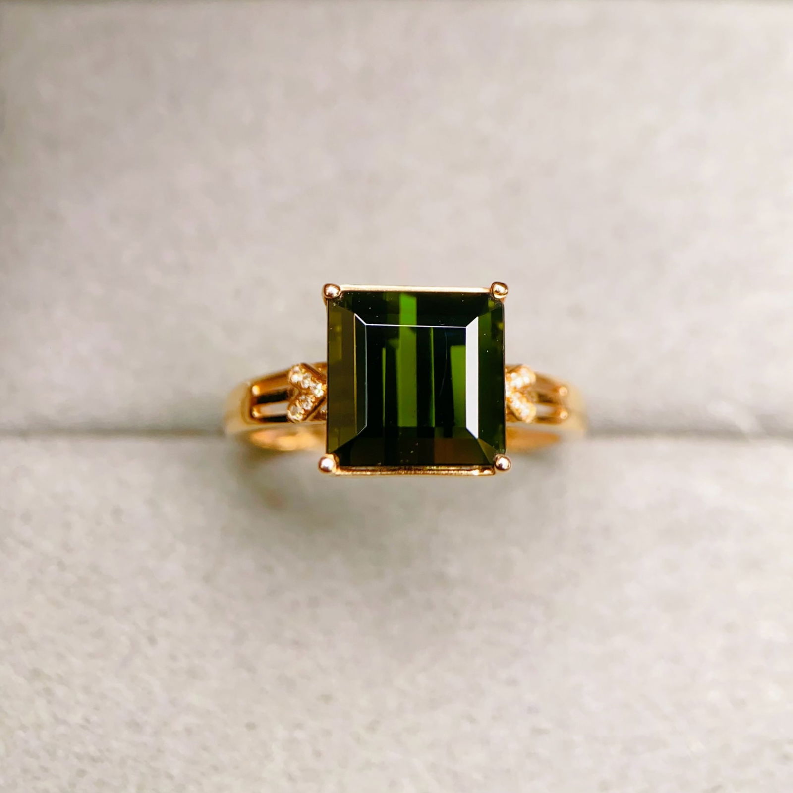 14k Gold 4.43 Ctw Natural Tourmaline & Diamond Ring: Ref:230944121 // gold content:14k gold // ring size:7. 25us // // main gemstone:tourmaline // shape:octagonal // carat weight:4. 4ct // color:green // treatment:natural // // adjacent gemstone 2 : dia