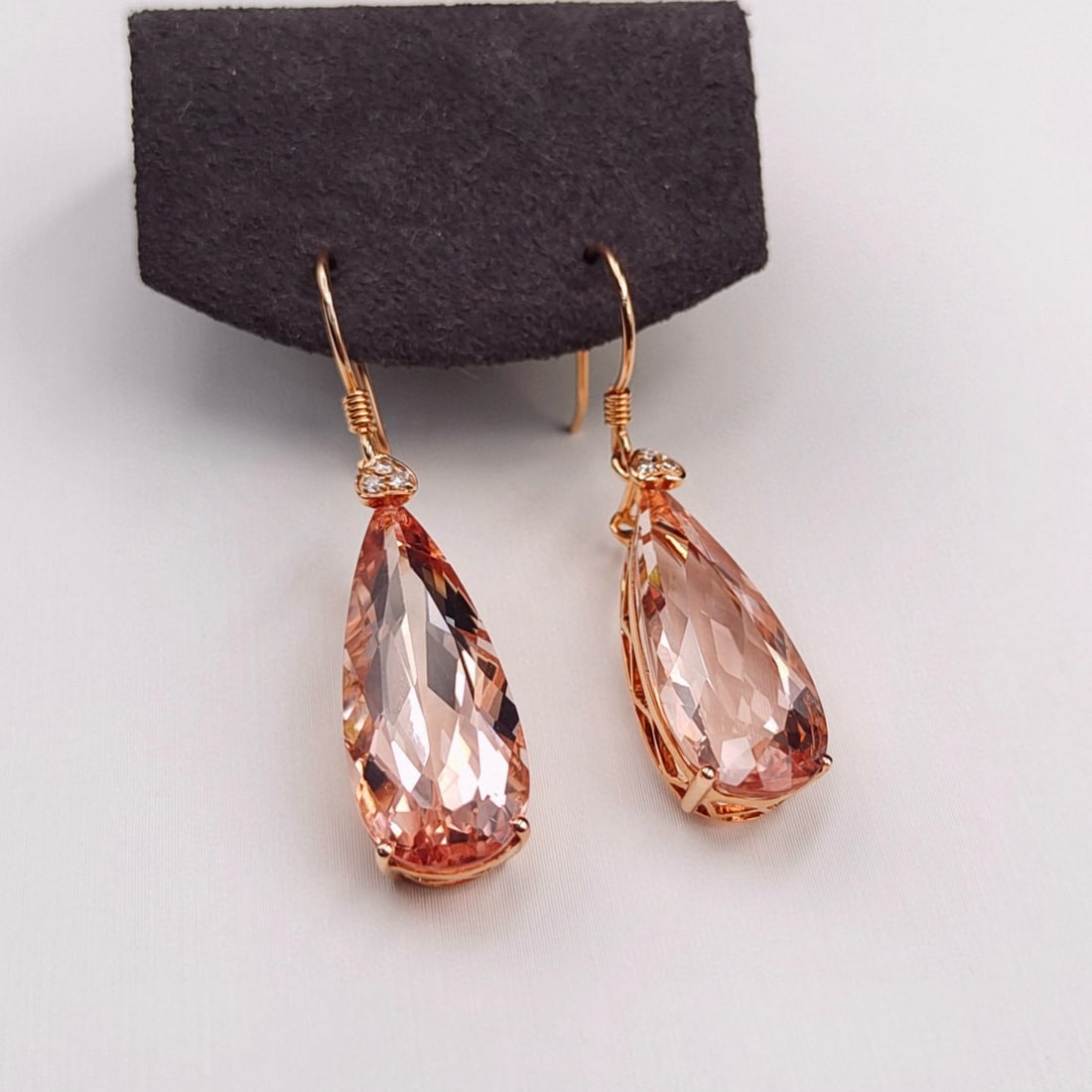 14k Gold 13.56 Ctw Natural Morganite & Diamond Earrings: Ref:230944129 // gold content:14k gold // main gemstone:morganite // shape:pear // carat weight:13. 5ct // color:pink // treatment:natural // // adjacent gemstone 2 : diamond // shape:round //