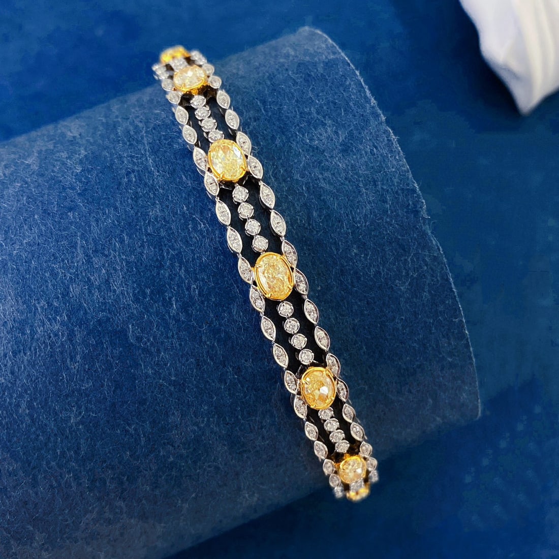 14k Gold 3.94 Ctw Natural Yellow Diamond & Diamond Bracelet: Ref:230944135 // gold content:14k gold // main gemstone:yellow diamond // shape:oval // carat weight:3. 04ct // color:yellow // treatment:natural // // adjacent gemstone 2 : diamond // shape:round