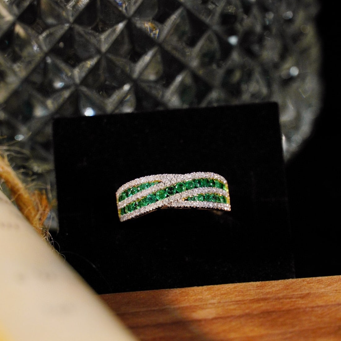 14k Gold 1 Ct Natural Emerald & Diamond Ring: Ref:230944181 // gold content:14k gold // ring size:7. 25us // // main gemstone:emerald // shape:round // carat weight:1ct // color:green // treatment:natural // cut grade:g // // adjacent gemstone 2