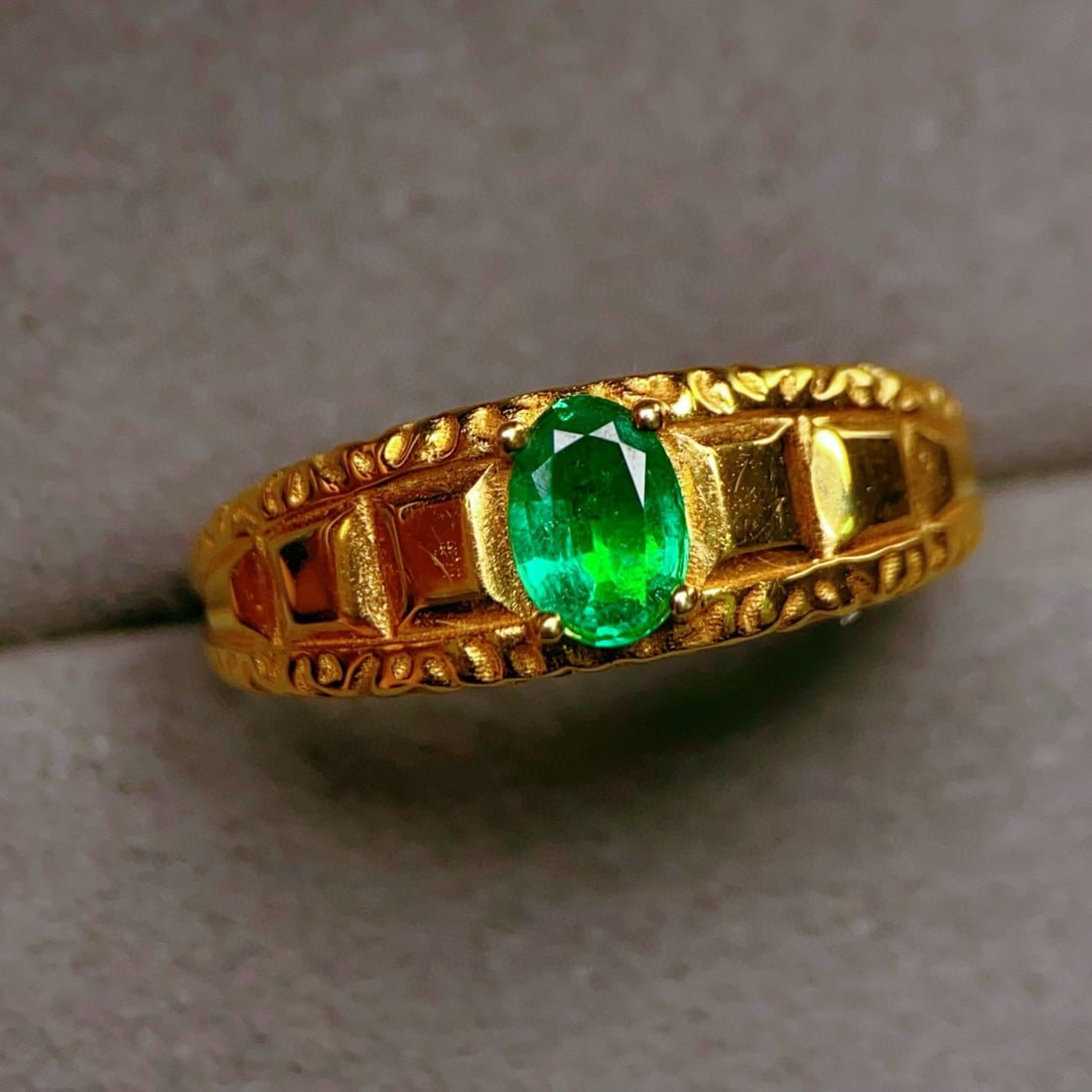 14k Gold 0.5 Ct Vivid Green Natural Emerald Ring - 2