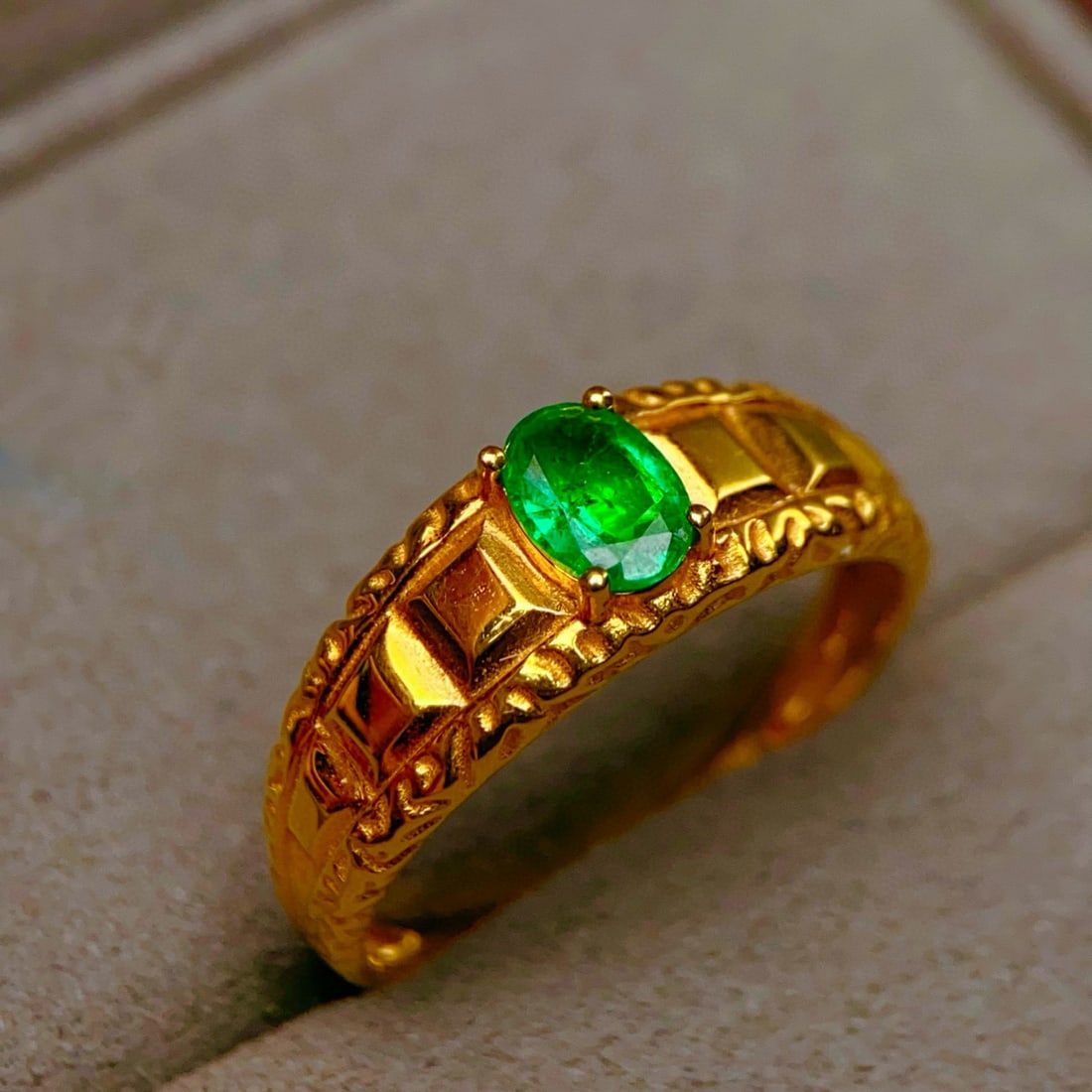 14k Gold 0.5 Ct Vivid Green Natural Emerald Ring - 3