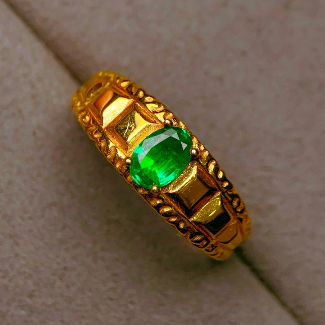 14k Gold 0.5 Ct Vivid Green Natural Emerald Ring - 4