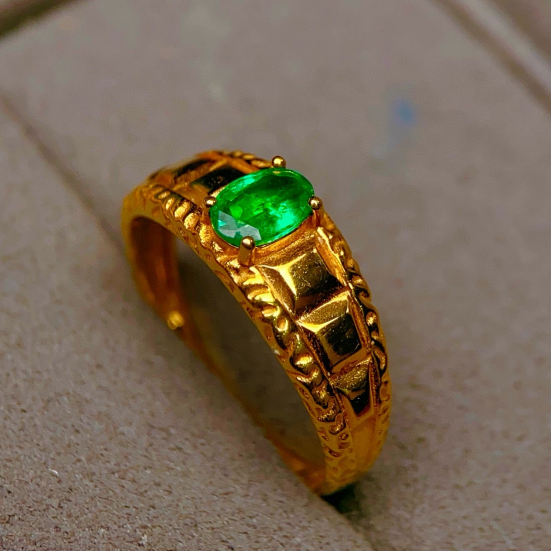 14k Gold 0.5 Ct Vivid Green Natural Emerald Ring - 5